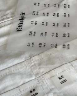 PetiteKnit Silitystarrat puikkojen kokomerkintään puikkokotelossa.